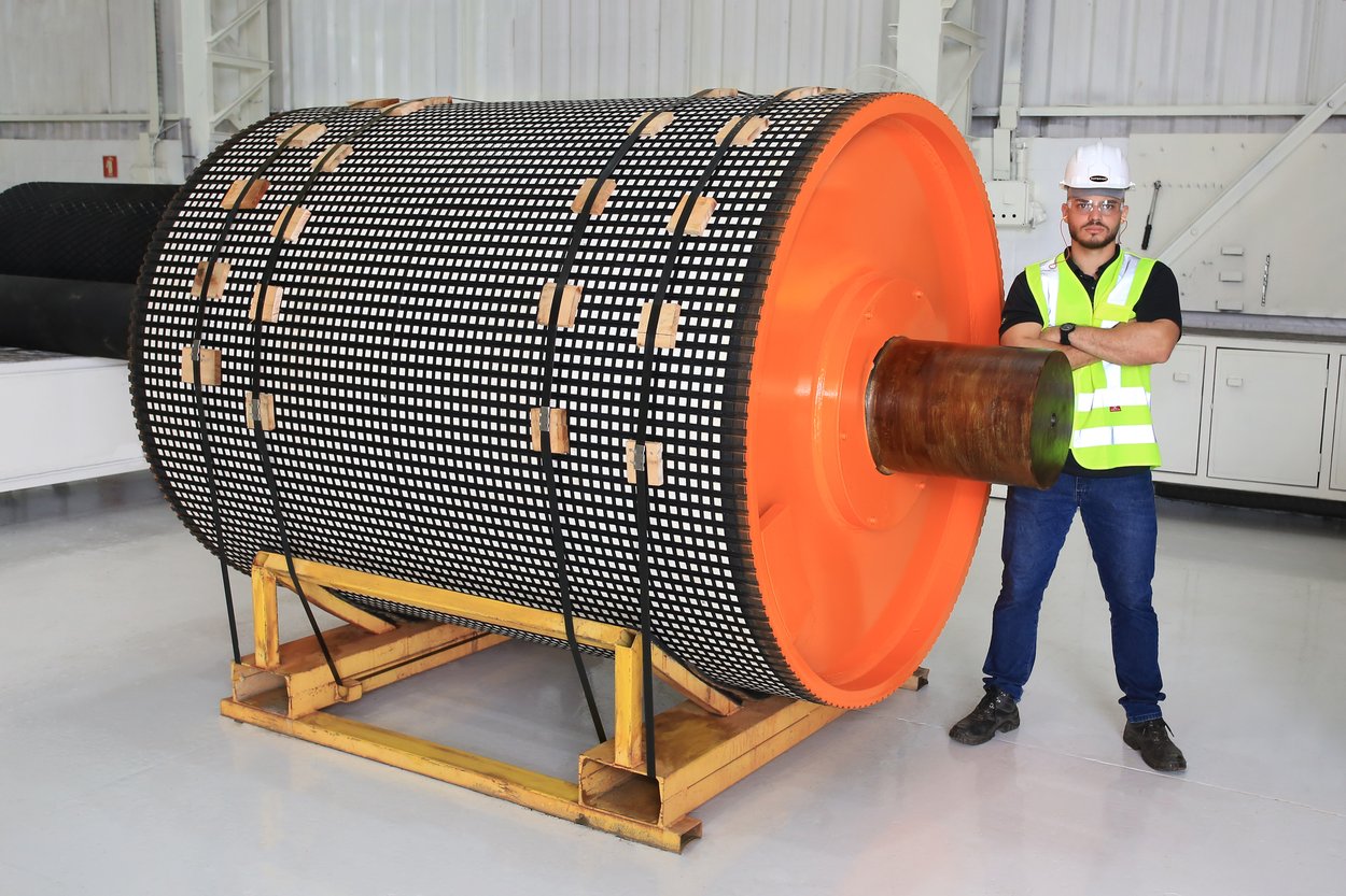 Large lagged drum pulley for mining conveyor