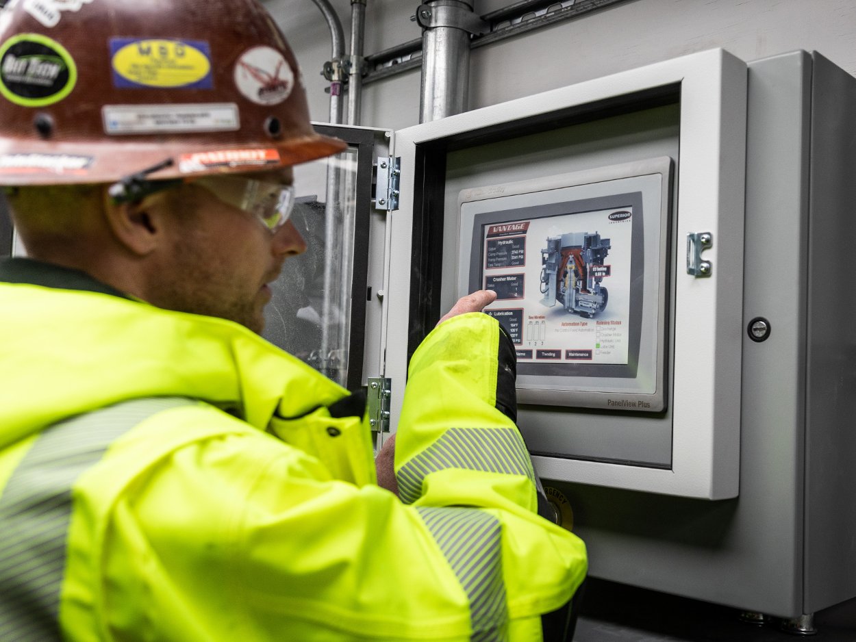 Operator monitoring a Patriot® Cone Crusher with Vantage® Automation