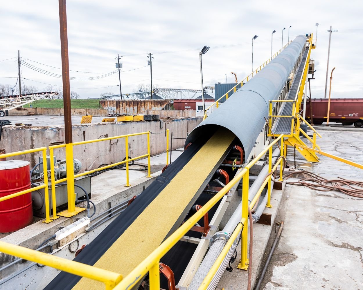 Barge unloading conveying system
