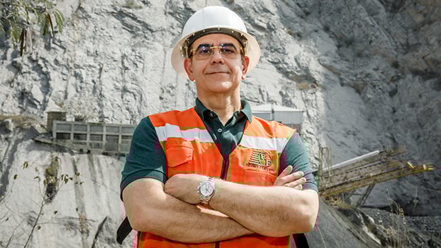 Director of operations at a Mexican quarry working with maintenance crew during installation of a conveyor skirting system at the load zone
