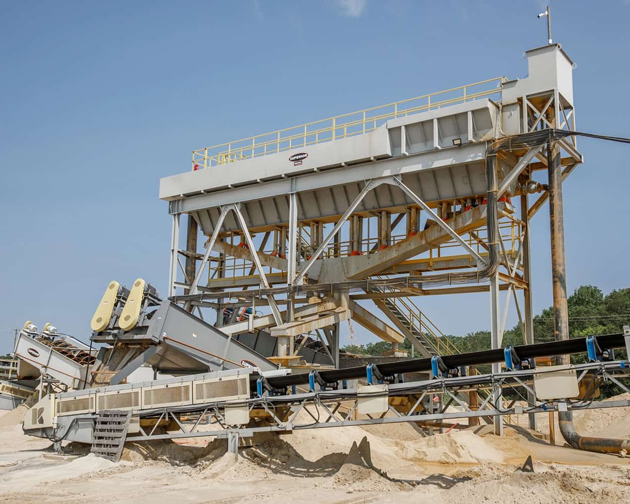 Wash plant in operation featuring classifying tank