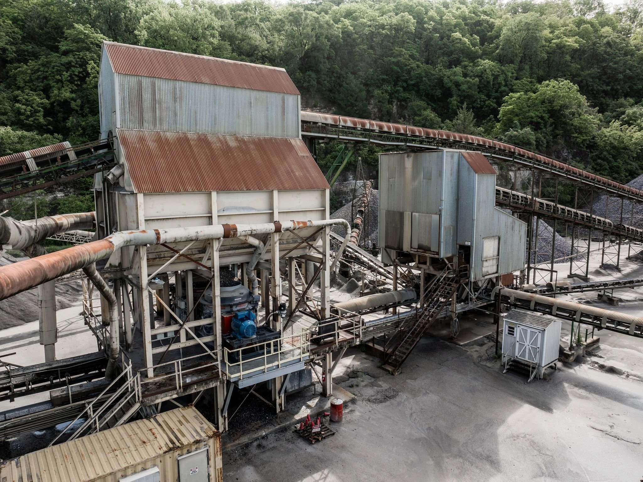 A wide view of York Building Products’ Lincoln Quarry in Thomasville, Pennsylvania, showing the elevated crushing plant structure housing Patriot Cone Crushers.