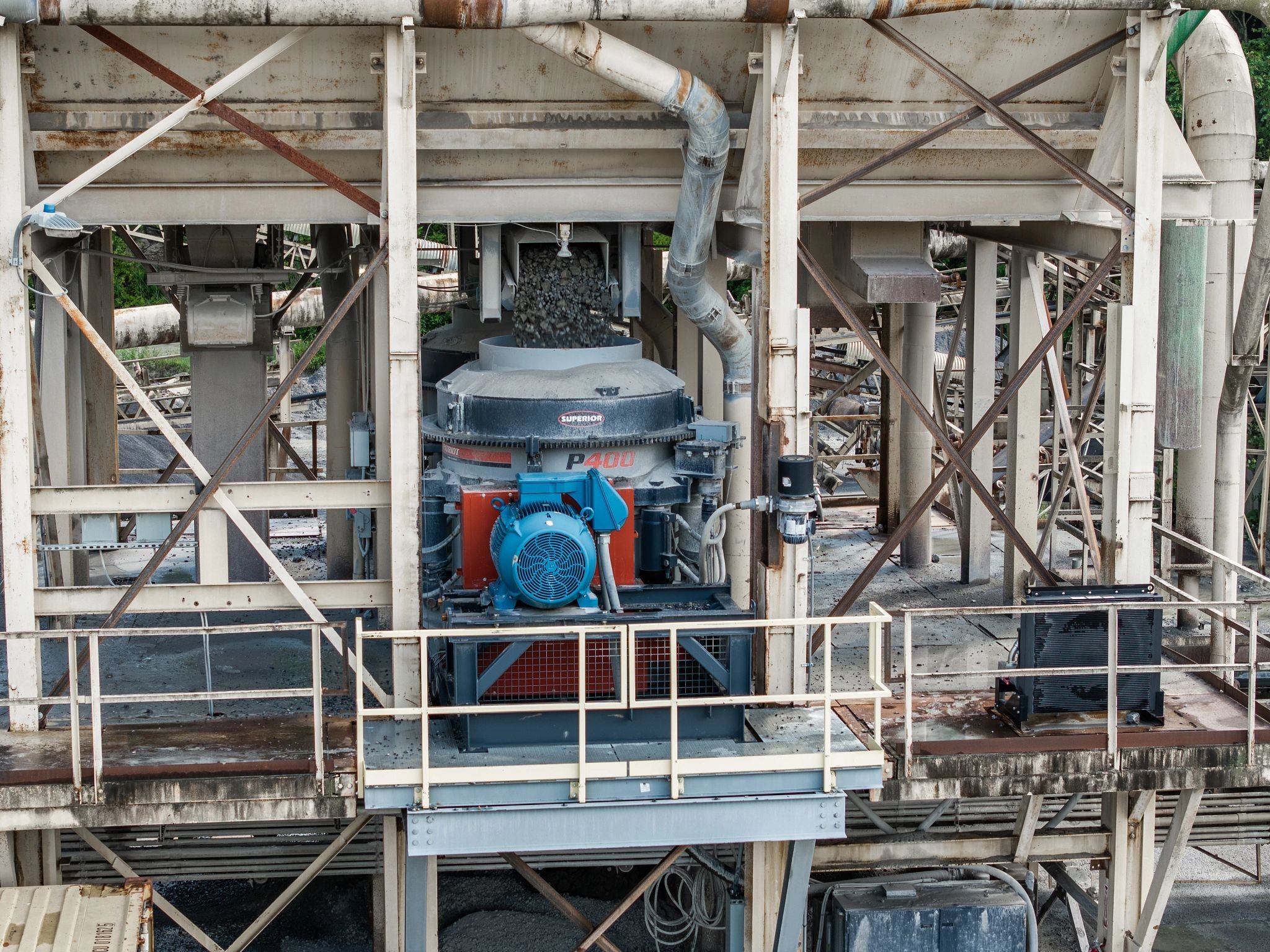 Patriot Cone Crusher operates within the elevated structure of York Building Products’ Lincoln Quarry in Thomasville, Pennsylvania.