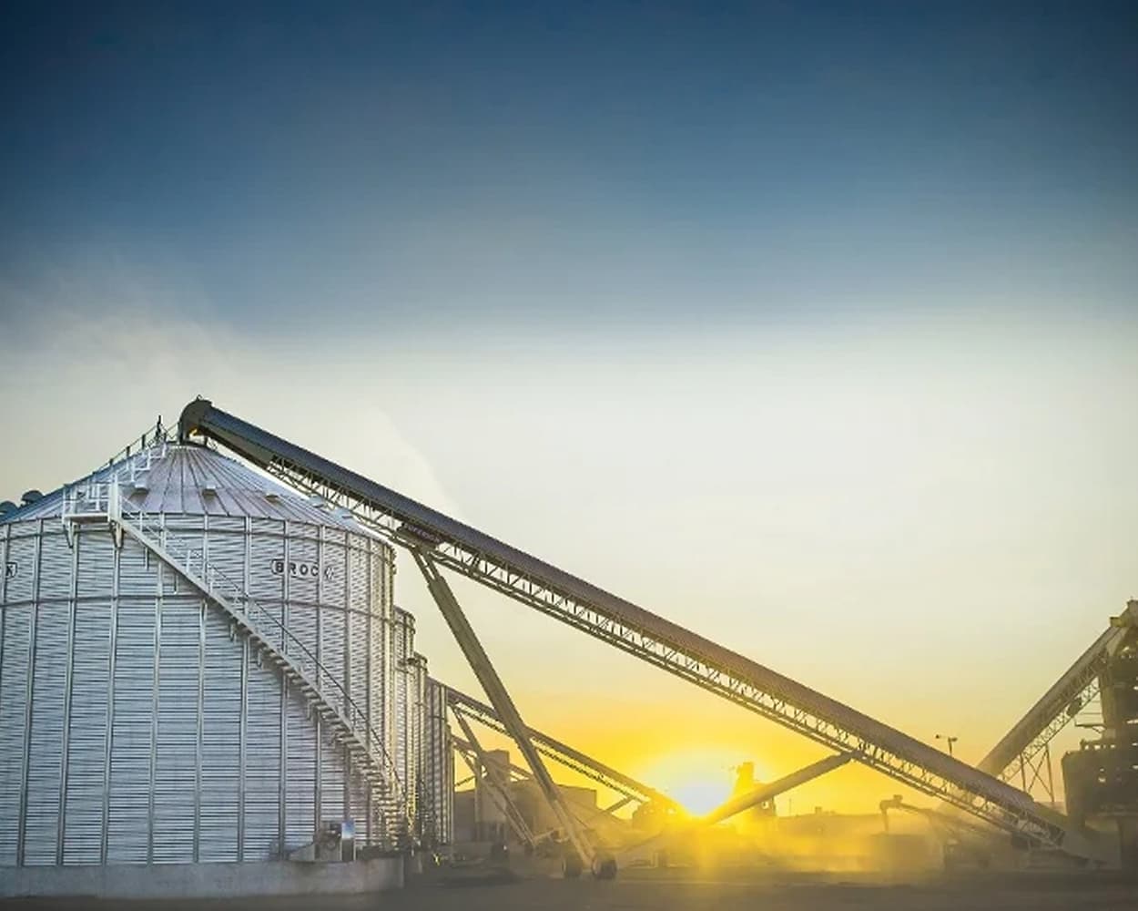 grain bin loading by conveyor Heritage Coop
