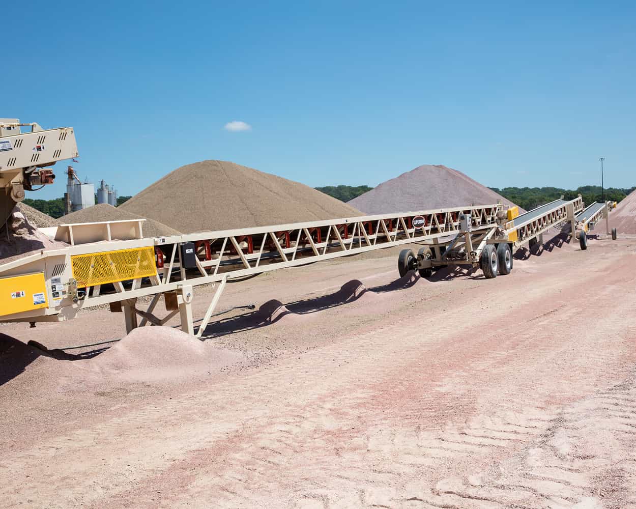 LG Everest using multiple conveyors to unload rail cars