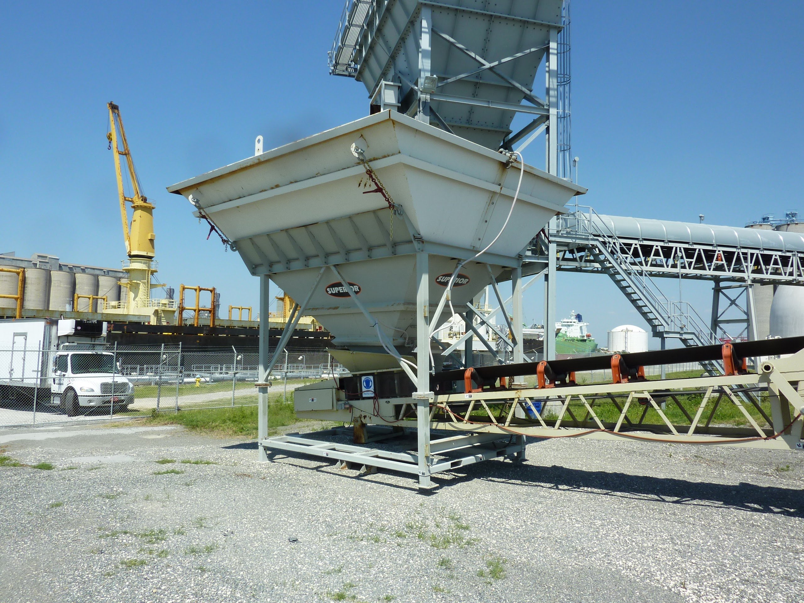 Conveyor feed hopper P1010371