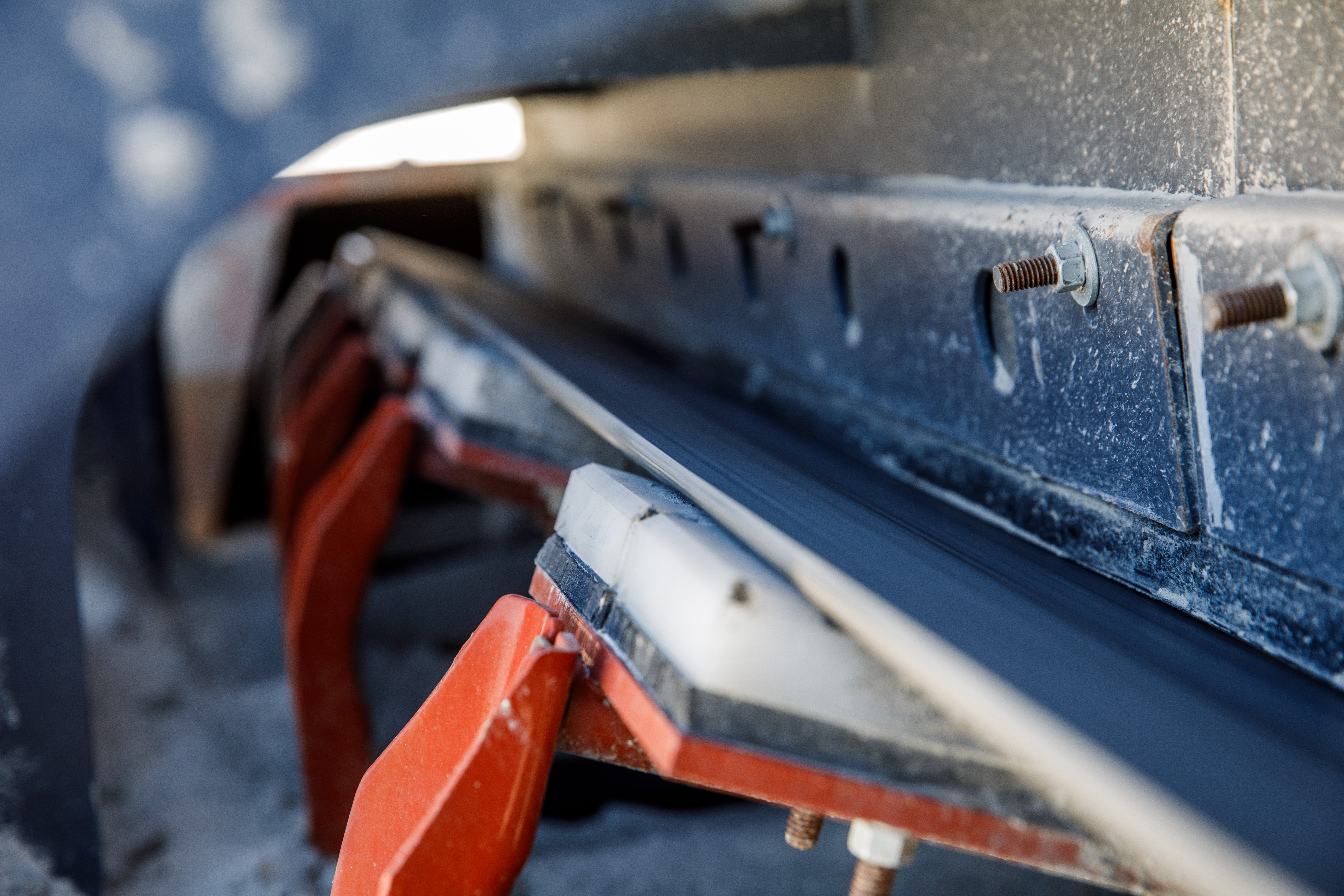load zone closeup to belt on conveyor at ONYX Corporation_Sterling MA_061