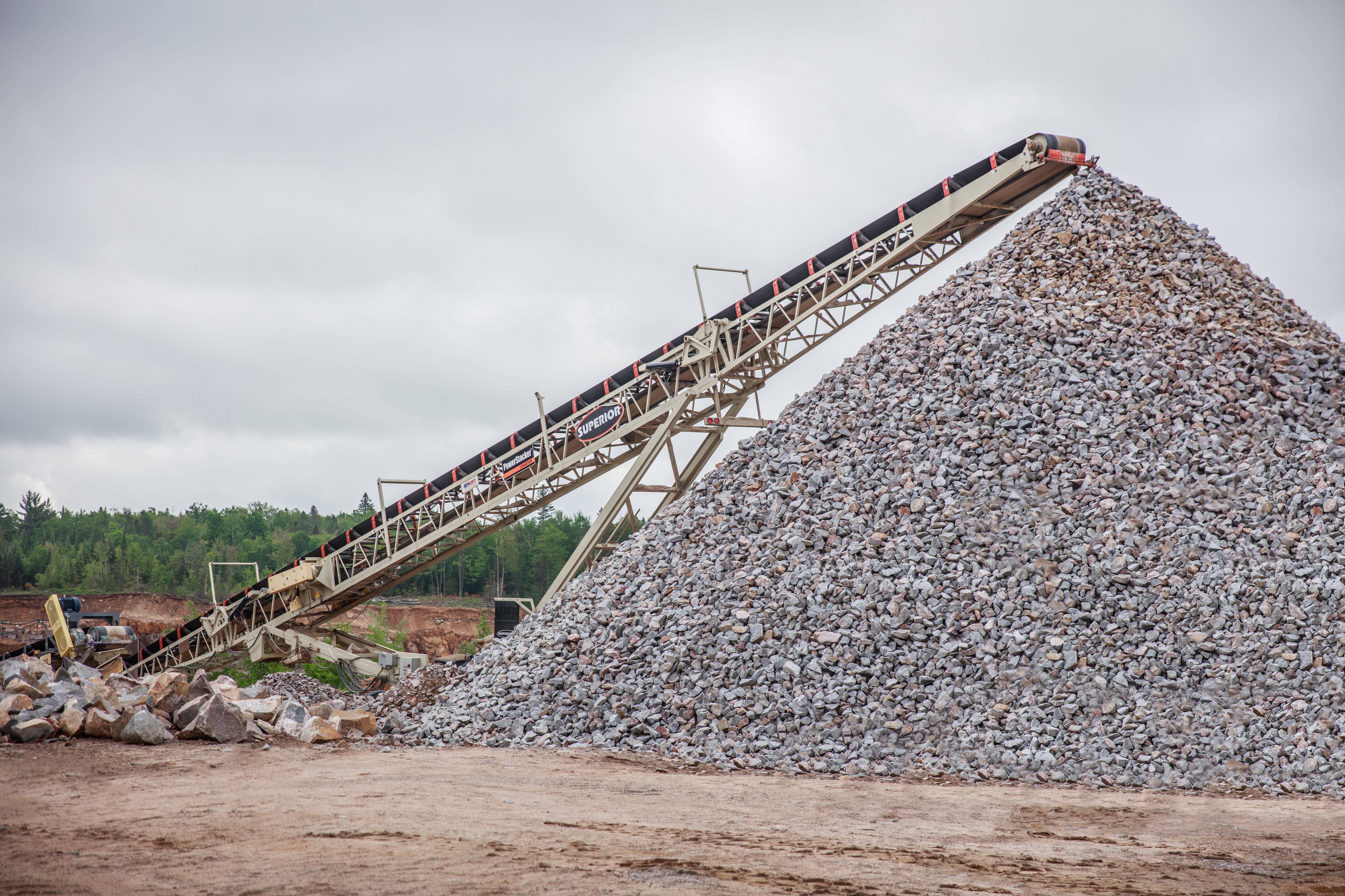 Radial stacking conveyor at Eagle River WI