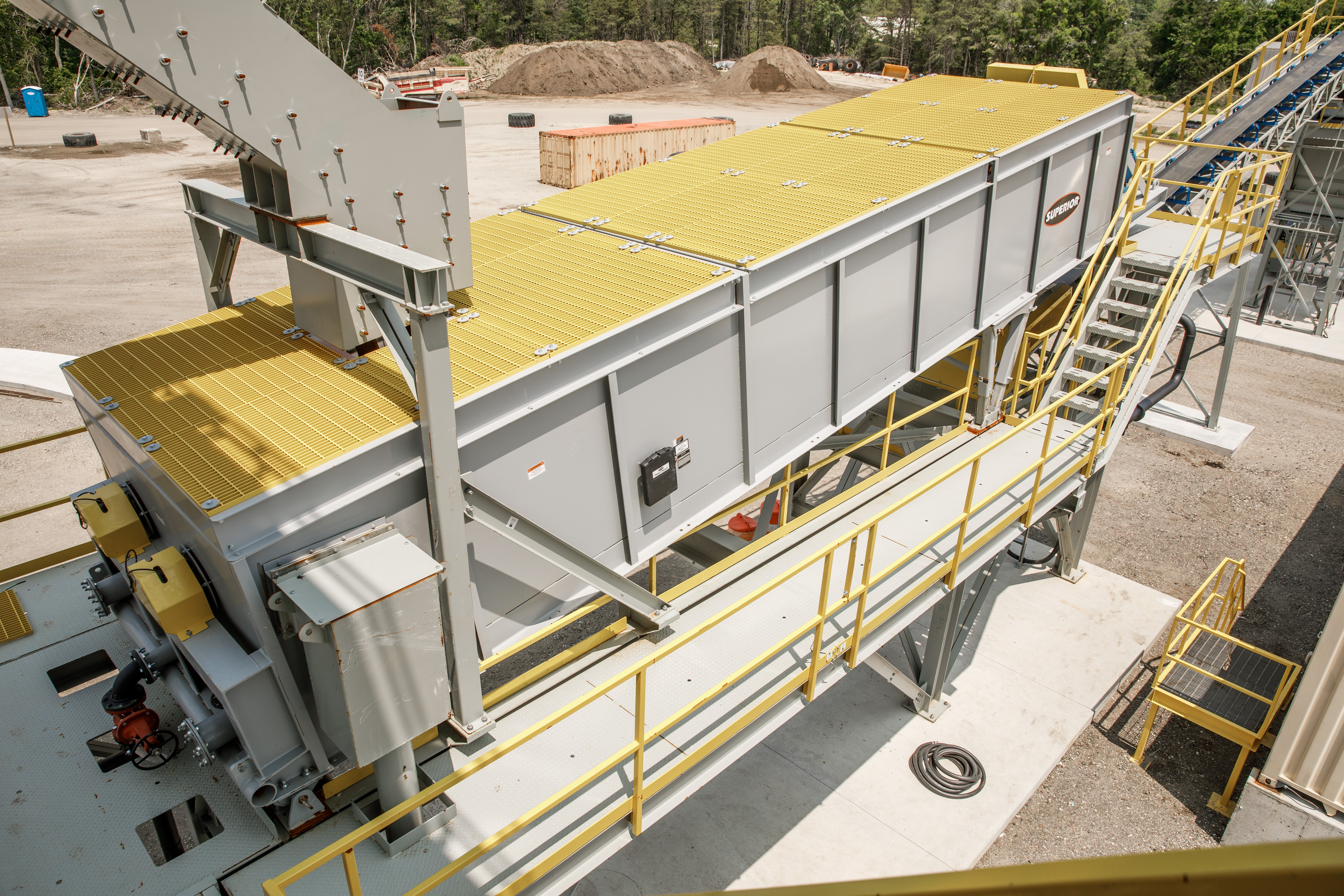 Log washer with twin screw working in asphalt production at Seashore Asphalt Construction