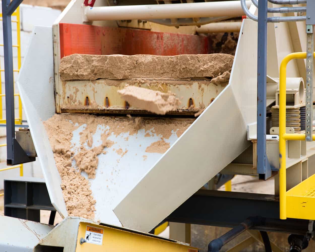 Dewatering Screen 5x10 model top view showing sand discharge to conveyor during operation