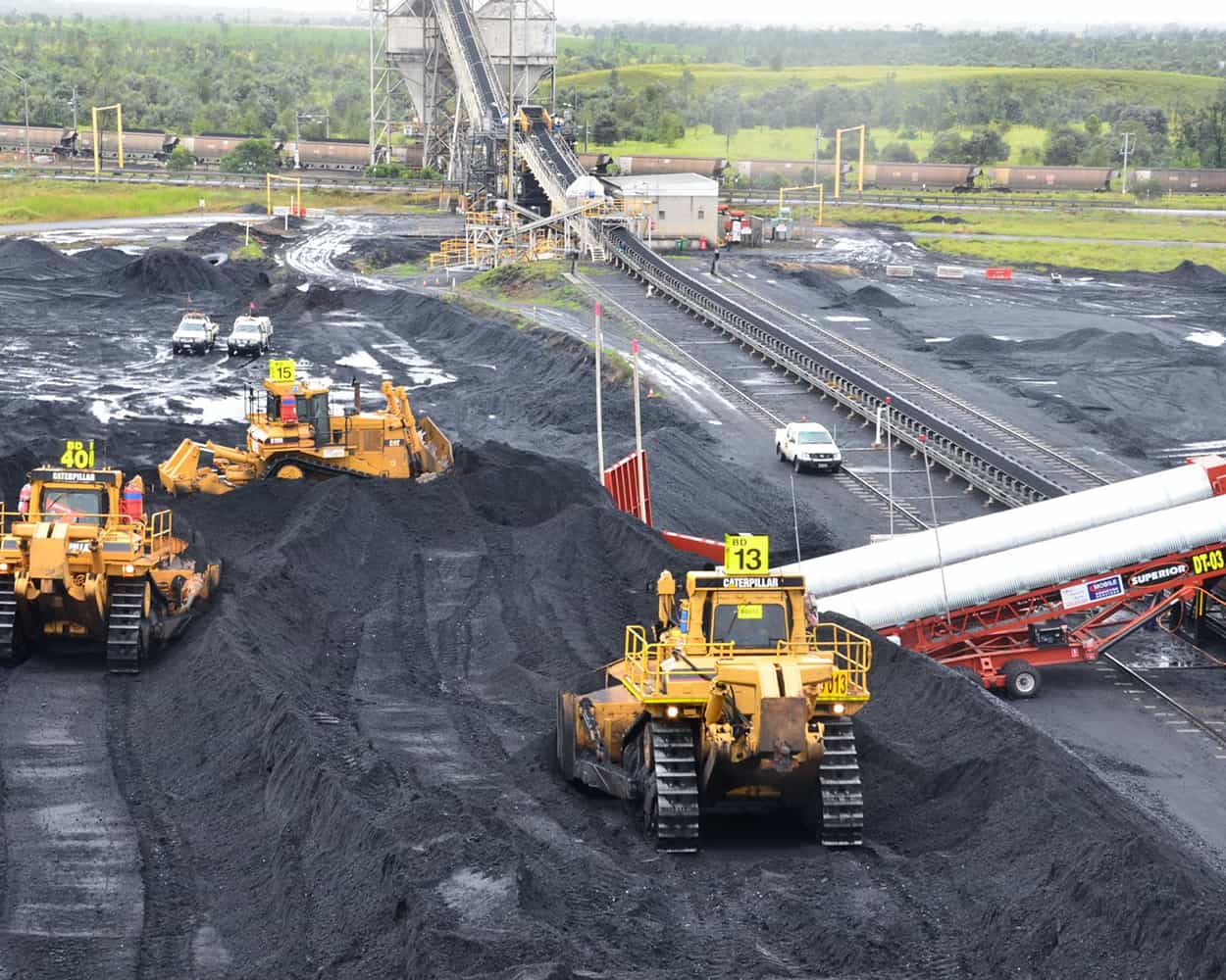 Dozer Trap feeding overland conveyor in active quarry operation