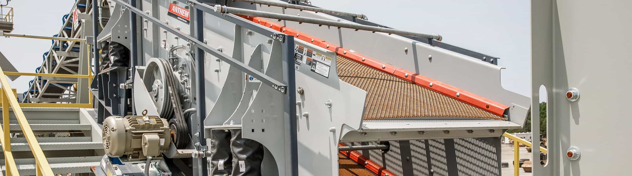 High-volume Anthem Inclined Screen with double deck (5x16) ready for operation on stationary platform