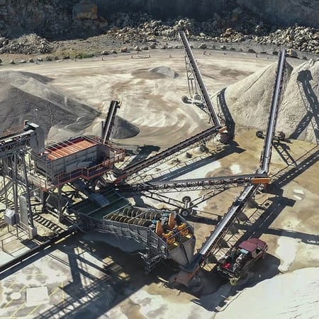 A modular crushing and screening setup at Onyx Corporation’s Sterling, Massachusetts quarry with integrated conveyors