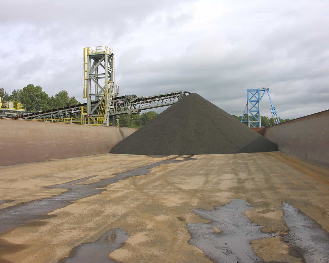 Knife River barge loading in Oregon, stockpile