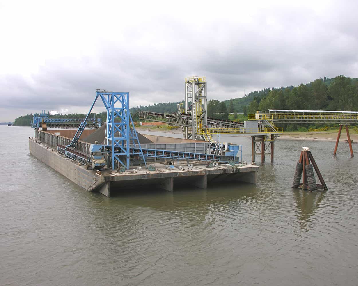 Knife River barge loading in Oregon
