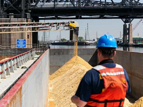 TeleStacker® Conveyor loading barge with sand and gravel at New Jersey riverfront site controlled by operator